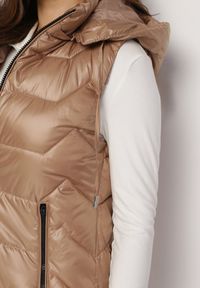 Born2be - Ciemnobeżowa Kamizelka z Odpinanym Kapturem Pikowana z Kieszeniami Quillasa. Kolor: beżowy. Materiał: materiał. Sezon: wiosna, jesień #2