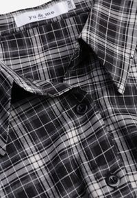 Renee - Czarna Koszula z Bawełny Typu Crop w Kratę Ozdobiona Marszczeniem Risettes. Okazja: na co dzień. Kolor: czarny. Materiał: bawełna. Wzór: aplikacja. Styl: casual #2