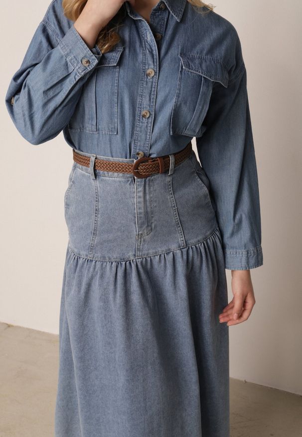 Born2be - Niebieska Bawełniana Spódnica Jeansowa z Rozkloszowanym Dołem i Plecionym Paskiem Doriame. Okazja: na co dzień, do pracy. Kolor: niebieski. Materiał: jeans, bawełna. Wzór: aplikacja. Styl: casual