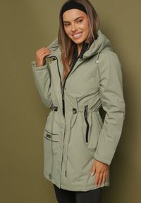Born2be - Jasnozielona Kurtka Parka Zapinana na Napy Ściągana w Pasie Troczkami Arstilla. Okazja: na co dzień. Kolor: zielony. Materiał: jeans, dzianina. Styl: casual, elegancki