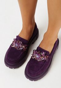 Born2be - Fioletowe Mokasyny Camilena. Zapięcie: pasek. Kolor: fioletowy. Materiał: zamsz. Szerokość cholewki: normalna. Wzór: aplikacja. Obcas: na obcasie. Styl: elegancki. Wysokość obcasa: średni #1