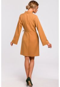 Sukienki.shop - Sukienka żakietowa kopertowa z kołnierzem wiązaniem brązowa. Okazja: na spotkanie biznesowe, do pracy. Kolor: brązowy. Typ sukienki: kopertowe. Styl: biznesowy, elegancki #3