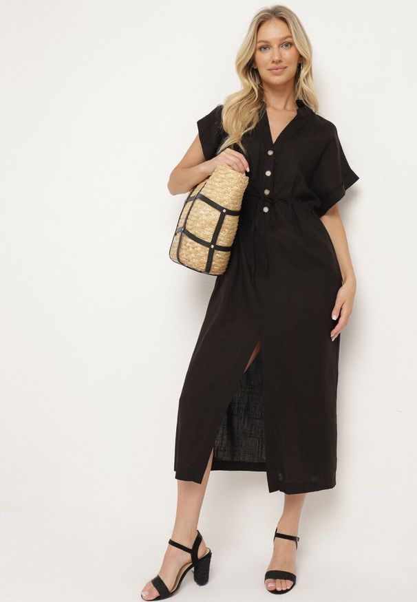 Born2be - Czarna Bawełniana Sukienka z Koszulową Górą i Ściągaczem w Talii Vikleta. Okazja: na co dzień. Typ kołnierza: dekolt w kształcie V. Kolor: czarny. Materiał: bawełna. Typ sukienki: koszulowe. Styl: casual, klasyczny