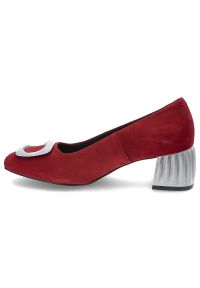 Czerwone Czółenka Espirito Eleganckie Buty Damskie. Zapięcie: klamry. Kolor: czerwony. Materiał: zamsz, skóra. Szerokość cholewki: normalna. Wzór: aplikacja. Obcas: na obcasie. Styl: elegancki. Wysokość obcasa: średni #6