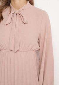 Born2be - Różowa Plisowana Sukienka z Ozdobnym Wiązaniem i Gumką w Talii Melondria. Okazja: na spotkanie biznesowe, na imprezę. Kolor: różowy. Długość rękawa: długi rękaw. Sezon: lato. Styl: biznesowy #2