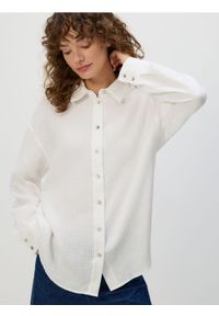 Reserved - Koszula oversize z bawełnianego muślinu - biały. Kolor: biały. Materiał: bawełna #1