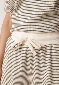 Born2be - Kremowo-Czarne Bawełniane Szorty Dresowe w Drobne Paseczki Wiązane na Sznurki Loregune. Okazja: do domu, na co dzień. Kolor: czarny. Materiał: bawełna, dresówka. Długość: krótkie. Wzór: gładki. Styl: elegancki, klasyczny, casual #5