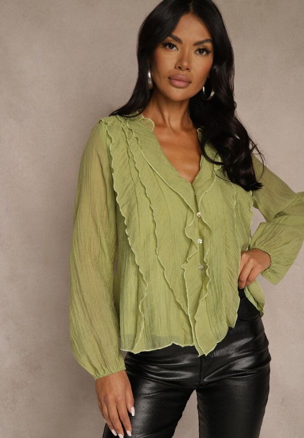 Renee - Zielona Koszulowa Bluzka z Dekoltem V i Falbankami Calomia. Okazja: do pracy, na spotkanie biznesowe. Typ kołnierza: kołnierz z falbankami. Kolor: zielony. Materiał: skóra, jeans. Styl: biznesowy