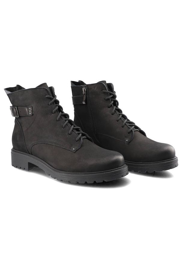 Czarne Botki Pollonus Damskie Wiązane Obuwie. Okazja: na uczelnię, na co dzień. Zapięcie: klamry, pasek. Kolor: czarny. Szerokość cholewki: normalna. Materiał: welur, skóra, nubuk, zamsz. Sezon: zima, jesień. Obcas: na obcasie. Styl: casual, elegancki, klasyczny. Wysokość obcasa: niski