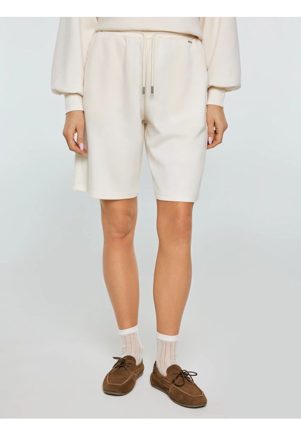 Big-Star - Szorty damskie dresowe z wiskozy kremowe Lunaras 102. Kolor: kremowy. Materiał: wiskoza, dresówka. Styl: elegancki, klasyczny