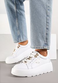 Renee - Białe Skórzane Sneakersy na Platformie Ozdobione Aplikacją Doliresa. Okazja: na co dzień. Kolor: biały. Materiał: skóra. Wzór: aplikacja. Obcas: na platformie #4