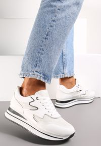 Renee - Białe Sznurowane Sneakersy na Płaskiej Grubej Podeszwie z Brokatem Sincla. Okazja: na co dzień. Nosek buta: okrągły. Kolor: biały. Materiał: materiał #1