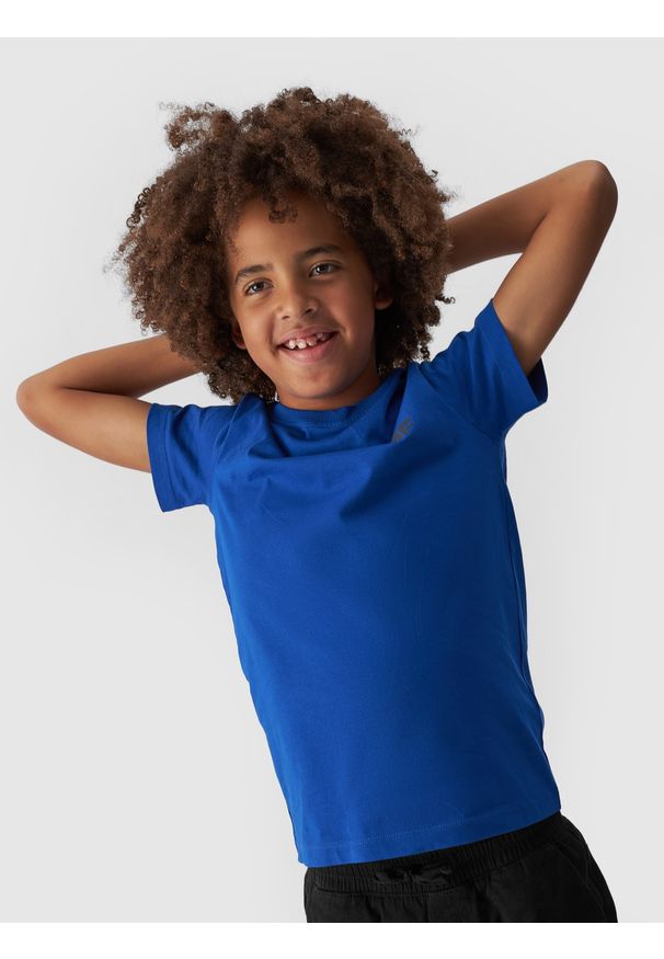 4f - T-shirt gładki chłopięcy - kobaltowy. Okazja: na co dzień. Kolor: niebieski. Materiał: bawełna, dzianina, jersey. Długość rękawa: krótki rękaw. Długość: krótkie. Wzór: gładki. Styl: casual, sportowy