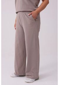 Moda Size Plus Iwanek - Długie spodnie Nadia w kolorze fango PLUS SIZE XXL LATO. Okazja: na co dzień. Kolekcja: plus size. Materiał: materiał, bawełna, tkanina, elastan. Długość: długie. Sezon: lato. Styl: casual