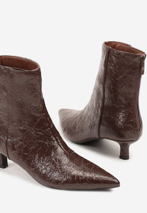 Born2be - Brązowe Botki Vices na Obcasie Typu Kaczuszka z Tłoczeniem Zaimea. Okazja: na co dzień. Kolor: brązowy. Obcas: na obcasie. Styl: casual, klasyczny, elegancki. Wysokość obcasa: średni
