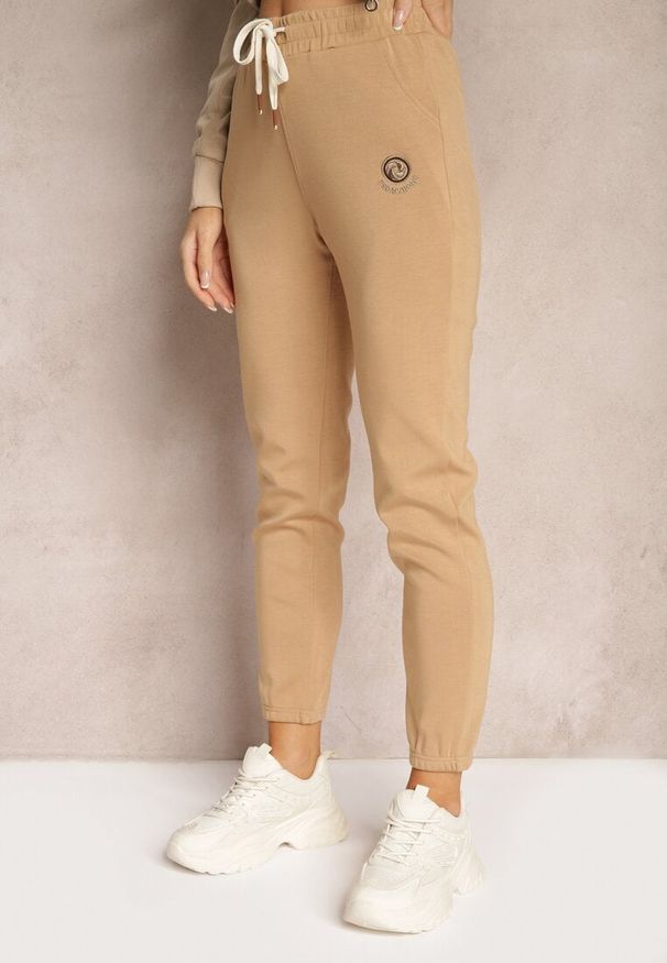 Renee - Beżowe Klasyczne Spodnie Dresowe z Elastyczną Gumką w Pasie Lerinde. Okazja: na co dzień. Kolor: beżowy. Materiał: dresówka. Styl: klasyczny