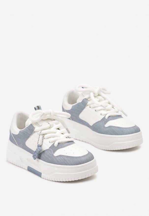 Born2be - Biało-Niebieskie Sneakersy na Grubej Podeszwie z Breloczkiem w Kształcie Misia Aineva. Kolor: biały. Sport: turystyka piesza