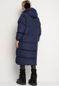 Born2be - Granatowa Długa Kurtka Pikowana Płaszcz na Zamek z Kapturem Lesea. Okazja: na co dzień. Typ kołnierza: kaptur. Kolor: niebieski. Materiał: dzianina, jeans. Długość: długie. Styl: casual, elegancki #2