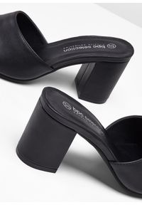 bonprix - Klapki. Kolor: czarny. Obcas: na obcasie. Wysokość obcasa: średni #2