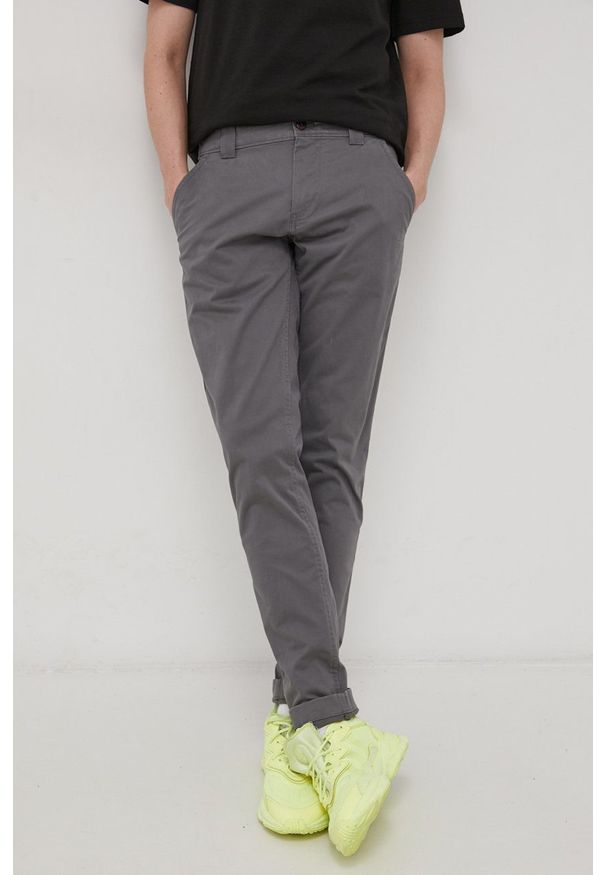 Tommy Jeans Spodnie męskie kolor szary w fasonie chinos. Kolor: szary. Materiał: tkanina, bawełna, materiał. Wzór: gładki