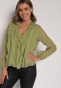 Born2be - Zielona Bluzka Koszulowa z Dekoltem w Serek Zdobiona Falbankami Nailiphis. Okazja: na co dzień, do pracy, na spotkanie biznesowe. Typ kołnierza: dekolt w serek, kołnierz z falbankami. Kolor: zielony. Materiał: jeans. Wzór: aplikacja. Styl: biznesowy, klasyczny, casual, elegancki #4