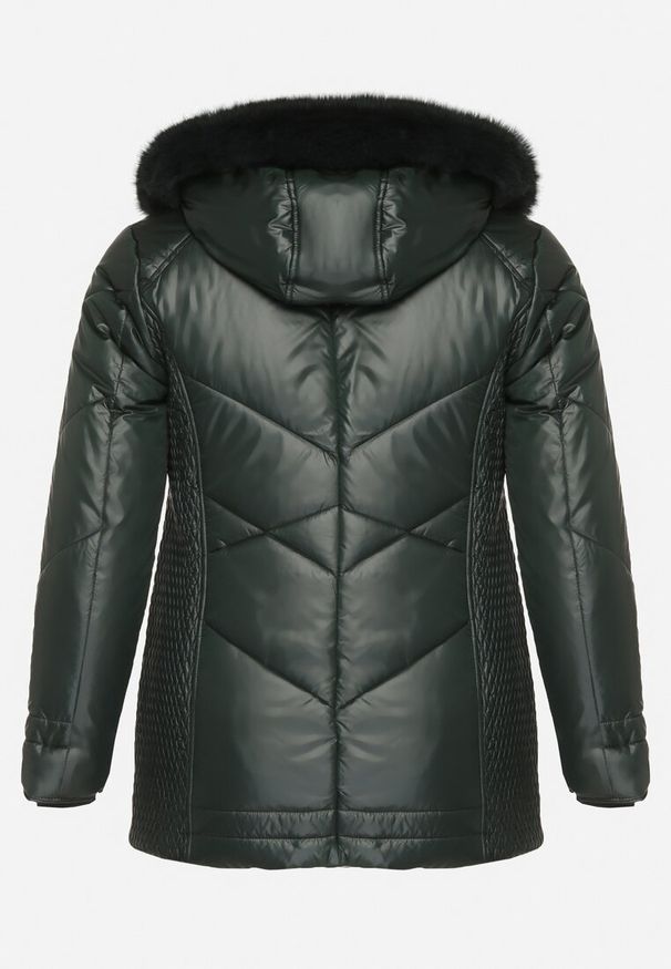 Born2be - Ciemnozielona Kurtka z Pikowanymi Przeszyciami i Kapturem z Futerkiem Vevea. Okazja: do pracy, na co dzień, na spotkanie biznesowe, na spacer. Kolekcja: plus size. Kolor: zielony. Materiał: futro. Styl: elegancki, biznesowy, casual