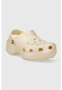Crocs klapki Classic Platform Shimmer Clog damskie kolor beżowy na platformie 208590. Kolor: beżowy. Obcas: na platformie #4