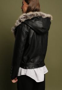 Born2be - Czarna Kurtka Ramoneska z Odpinanym Kapturem i Futrem Aplonna. Kolor: czarny. Materiał: futro. Sezon: zima, jesień. Styl: klasyczny #6