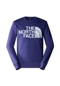 Bluza The North Face Standard 0A4M7WI0D1 - fioletowa. Okazja: na co dzień. Typ kołnierza: bez kaptura. Kolor: fioletowy. Materiał: bawełna. Wzór: aplikacja. Styl: klasyczny, casual #1