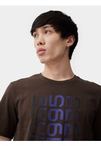 4f - T-shirt regular z nadrukiem męski. Kolor: brązowy. Materiał: bawełna. Wzór: nadruk #2