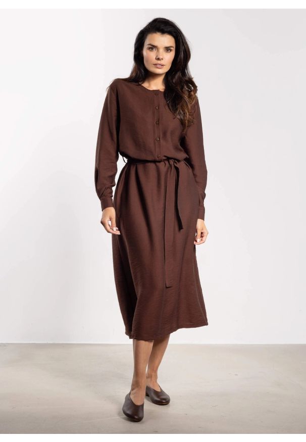 Infinite You - Sukienka rozkloszowana z długim rękawem i paskiem brązowa. Okazja: na co dzień, do pracy. Kolor: zielony, brązowy. Długość rękawa: długi rękaw. Typ sukienki: koszulowe. Styl: casual, elegancki