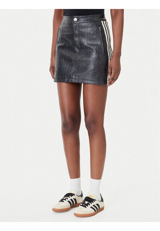 Adidas - adidas Spódnica z imitacji skóry Pleather KE5034 Czarny Regular Fit. Kolor: czarny. Materiał: skóra