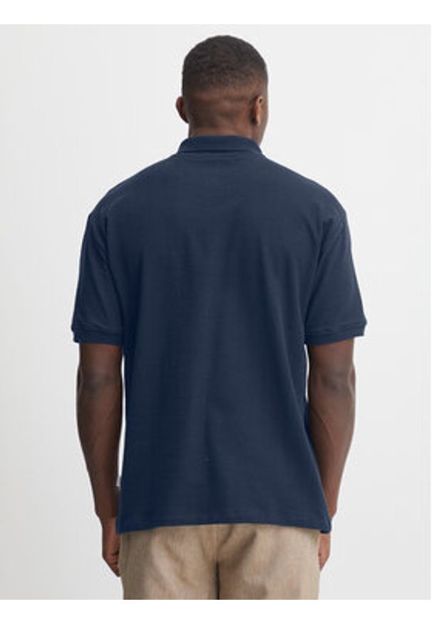 Casual Friday Polo 20504614 Granatowy Regular Fit. Okazja: na co dzień. Typ kołnierza: polo. Kolor: niebieski. Materiał: bawełna. Styl: casual