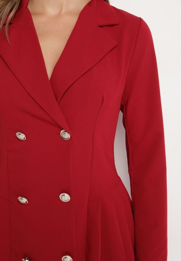 Born2be - Bordowa Plisowana Sukienka Marynarka o Rozkloszowanym Kroju z Ozdobnymi Guzikami Zoriea. Okazja: na co dzień. Kolor: czerwony. Długość rękawa: długi rękaw. Styl: elegancki, casual, klasyczny