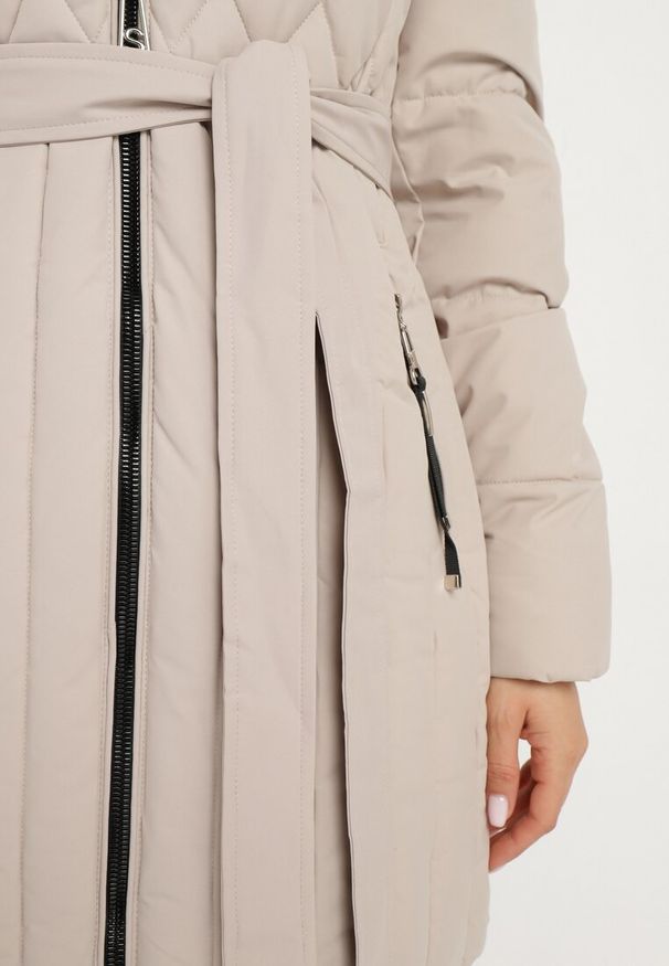 Born2be - Beżowa Kurtka z Pionowymi Pikowanymi Przeszyciami i Kapturem z Futrem Wiązana w Pasie Leoriya. Okazja: na co dzień. Kolor: beżowy. Materiał: futro. Styl: casual