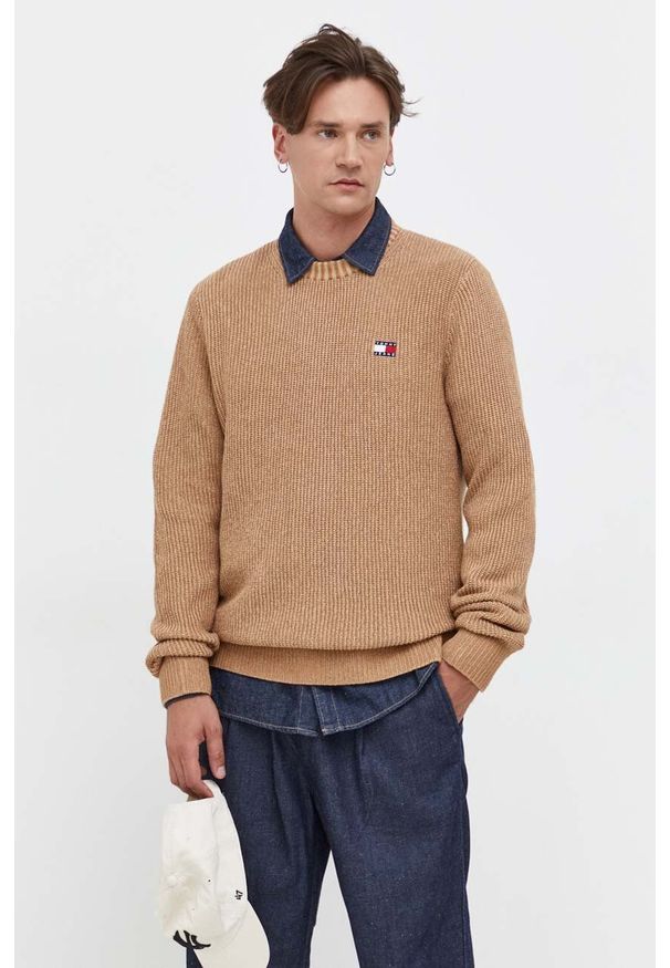 Tommy Jeans sweter bawełniany kolor beżowy. Kolor: beżowy. Materiał: bawełna. Wzór: aplikacja. Styl: klasyczny