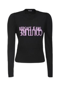 Versace Jeans Couture - VERSACE JEANS COUTURE - Czarny sweter z logo. Kolor: czarny. Materiał: wełna. Długość rękawa: długi rękaw. Długość: długie. Wzór: nadruk. Sezon: jesień. Styl: klasyczny