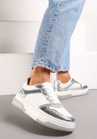 Renee - Srebrno-Białe Sneakersy na Niskiej Platformie z Ozdobnymi Przeszyciami Huviena. Okazja: na co dzień. Nosek buta: okrągły. Kolor: biały. Materiał: jeans. Obcas: na platformie