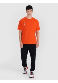 4f - T-shirt oversize z nadrukiem męski - pomarańczowy. Okazja: na co dzień. Kolor: pomarańczowy. Materiał: bawełna, jersey, dzianina, materiał. Wzór: nadruk. Styl: sportowy, casual, elegancki, klasyczny