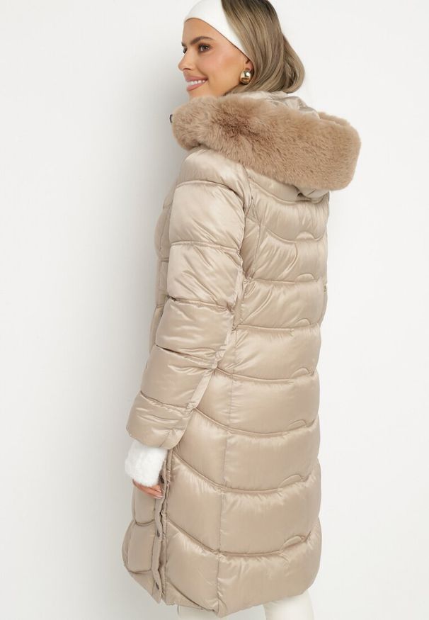 Born2be - Beżowa Pikowana Kurtka Płaszcz za Kolano z Kapturem i Futerkiem Naelora. Okazja: na spacer, na co dzień. Typ kołnierza: kaptur. Kolor: beżowy. Materiał: futro. Styl: casual, klasyczny