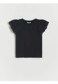 Reserved - Bawełniany t-shirt z falbanką - czarny. Kolor: czarny. Materiał: bawełna #1