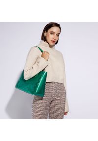 Wittchen - Torebka shopperka z błyszczącej skóry w monogram zielona. Kolor: zielony. Wzór: haft, gładki. Dodatki: z haftem. Materiał: lakierowane, skórzane. Styl: casual, elegancki #4