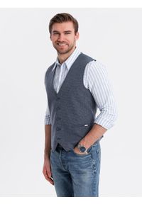 Ombre Clothing - Dopasowana elegancka męska kamizelka ze strukturalnej dzianiny – granatowa V1. Okazja: na co dzień. Kolor: niebieski. Materiał: dzianina. Wzór: melanż, jednolity. Styl: elegancki