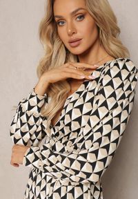 Renee - Beżowa Sukienka Mini w Geometryczny Wzór z Długim Rękawem Ezrie. Kolor: beżowy. Długość rękawa: długi rękaw. Wzór: geometria. Typ sukienki: kopertowe. Długość: mini