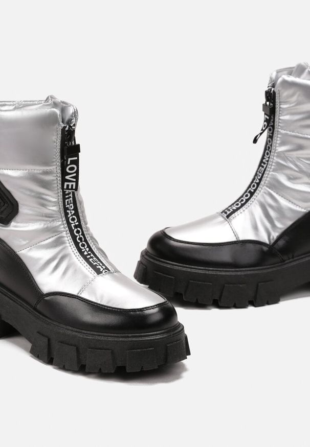 Born2be - Srebrne Śniegowce na Płaskiej Podeszwie z Zamkiem z Przodu i Napisem Bulluna. Zapięcie: zamek. Kolor: srebrny. Materiał: dzianina, jeans. Wzór: napisy. Obcas: na płaskiej podeszwie