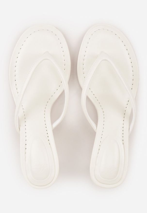 Born2be - Białe Klapki Japonki na Obcasie Typu Kaczuszka Livnara. Okazja: na co dzień. Kolor: biały. Materiał: len. Obcas: na obcasie. Styl: casual, elegancki. Wysokość obcasa: średni