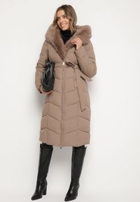 Born2be - Ciemnobeżowa Pikowana Kurtka z Futerkowym Obszyciem i Paskiem Samiria. Okazja: do pracy, na co dzień, na spotkanie biznesowe. Kolor: beżowy. Materiał: dzianina, jeans, futro, poliester. Styl: casual, klasyczny, biznesowy #4