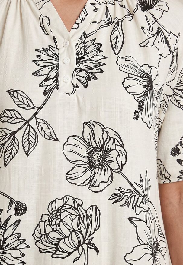 Born2be - Czarno-Biała Sukienka z Wiskozy o Pudełkowym Kroju w Kwiatowy Print Reninca. Okazja: na co dzień. Kolekcja: plus size. Kolor: czarny. Materiał: wiskoza. Wzór: nadruk, kwiaty. Sezon: lato. Typ sukienki: proste, dla puszystych. Styl: casual