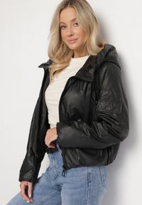 Born2be - Czarna Kurtka Wiatrówka z Kapturem i Gumką w Pasie Avelloti. Okazja: do pracy, na co dzień, na spotkanie biznesowe. Typ kołnierza: kaptur. Kolor: czarny. Materiał: jeans. Długość rękawa: długi rękaw. Długość: długie. Styl: casual, elegancki, biznesowy #2