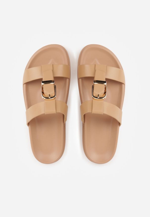 Born2be - Ciemnobeżowe Klapki z Ozdobną Klamrą i Paskiem Kaidine. Okazja: na co dzień. Kolor: beżowy. Materiał: jeans. Sezon: lato. Styl: casual, klasyczny